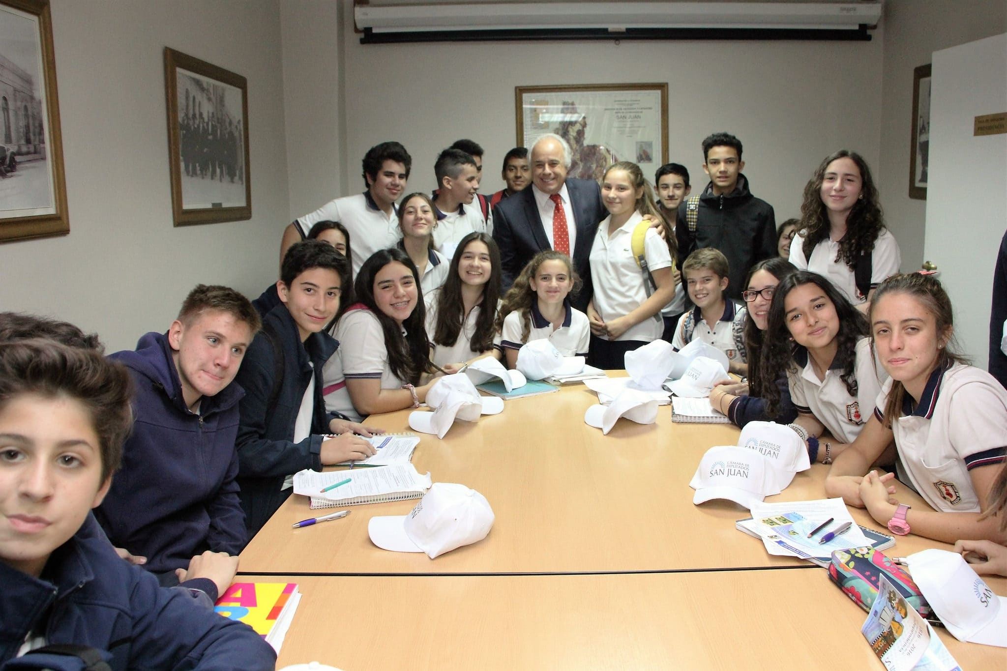 El vicegobernador Marcelo Lima junto a estudiantes y docentes de colegio La Inmaculada en la Cámara de Diputados.  