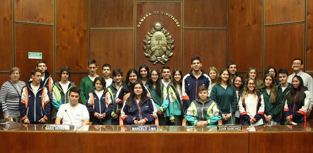 Alumnos del Colegio Monseñor Audino Rodríguez y Olmos, de la Universidad Católica de Cuyo en la visita a la Cámara de Diputados