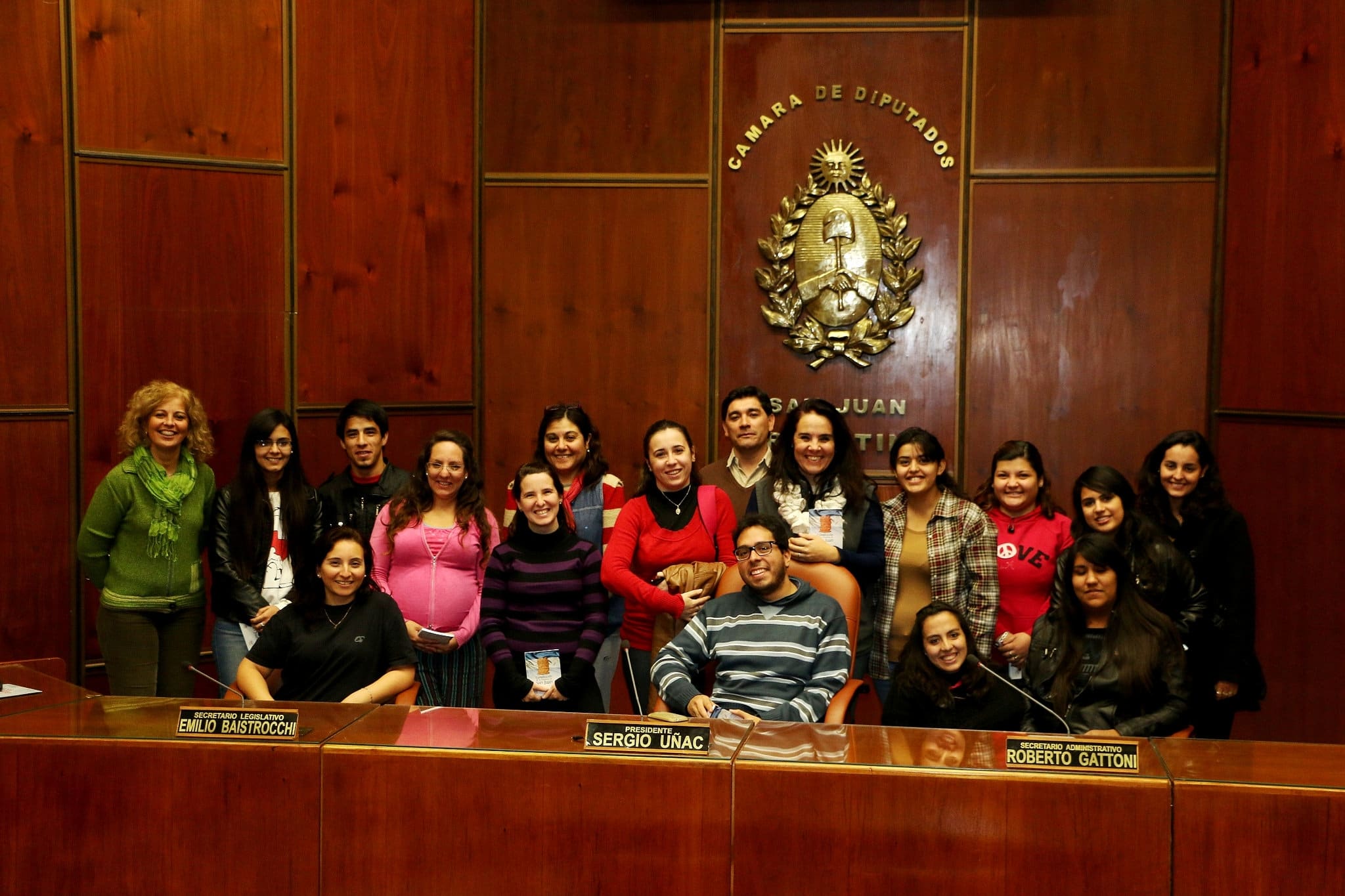 Alumnos y un docente de Cs. de la Educación de la FFHyA de la UNSJ conocieron la Legislatura provincial. 