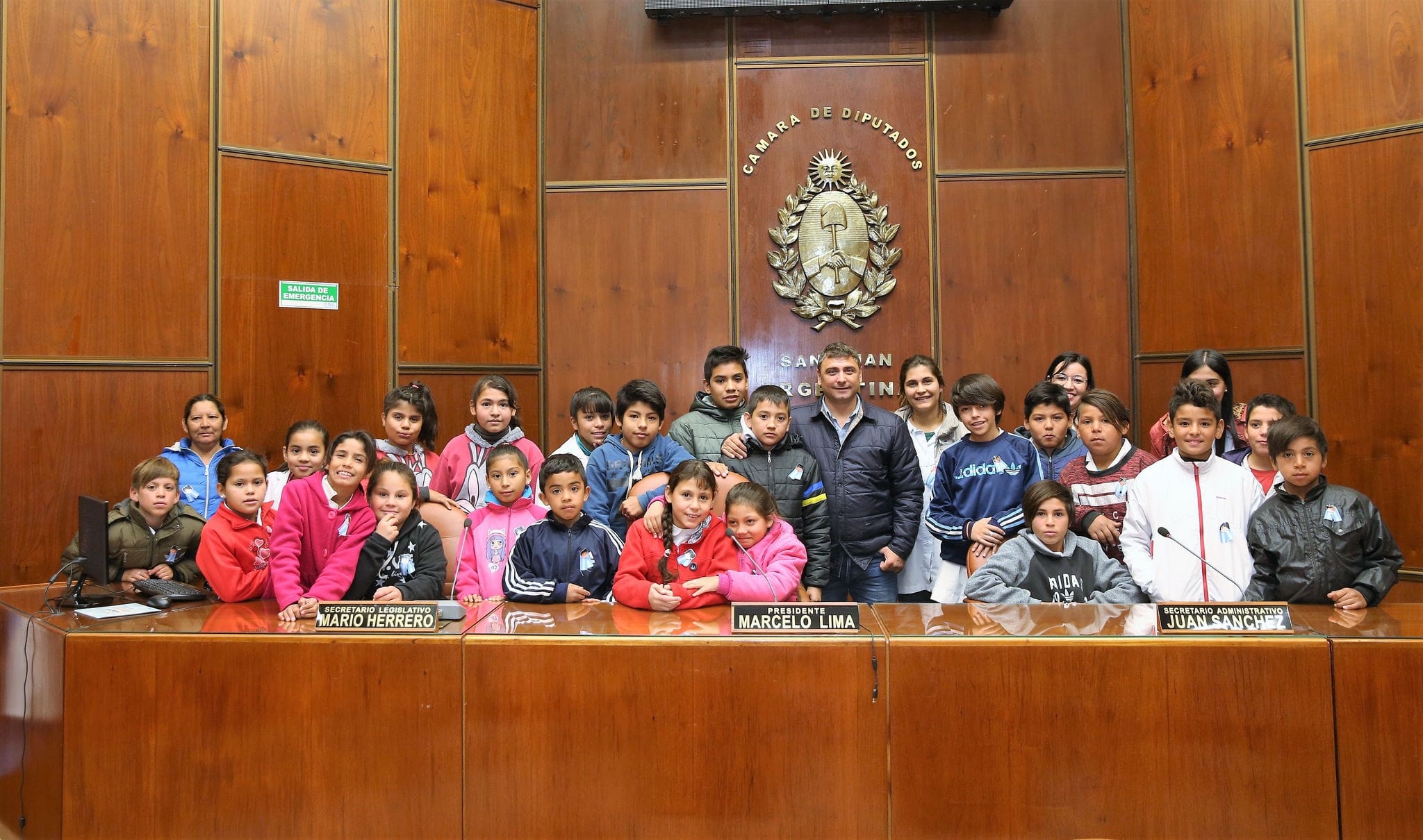 El diputado Andrés Chanampa junto a estudiantes y docentes de la escuela "Paso del Valle Hermoso" en la Cámara de Diputados.