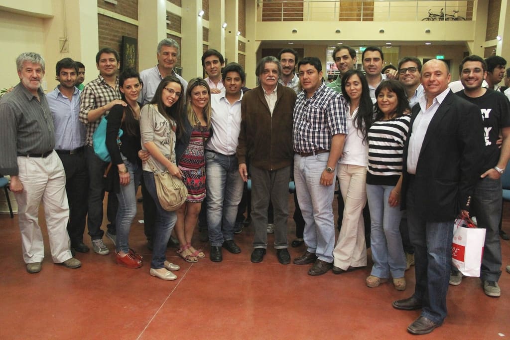 Autoridades presentes junto al disertante Horacio González