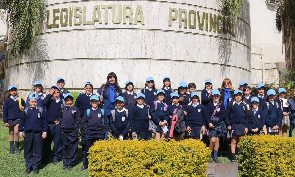 Alumnos de la Escuela "Policía Federal Argentina", de Chimbas en el edificio legislativo