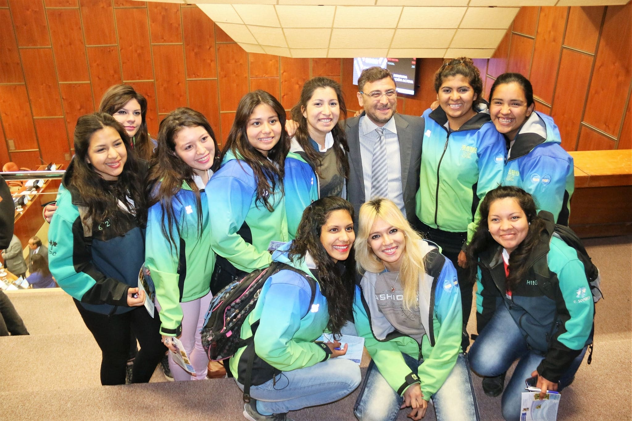 El diputado Andrés Chanampa junto a estudiantes y docentes del colegio Provincial de Concepción. 
