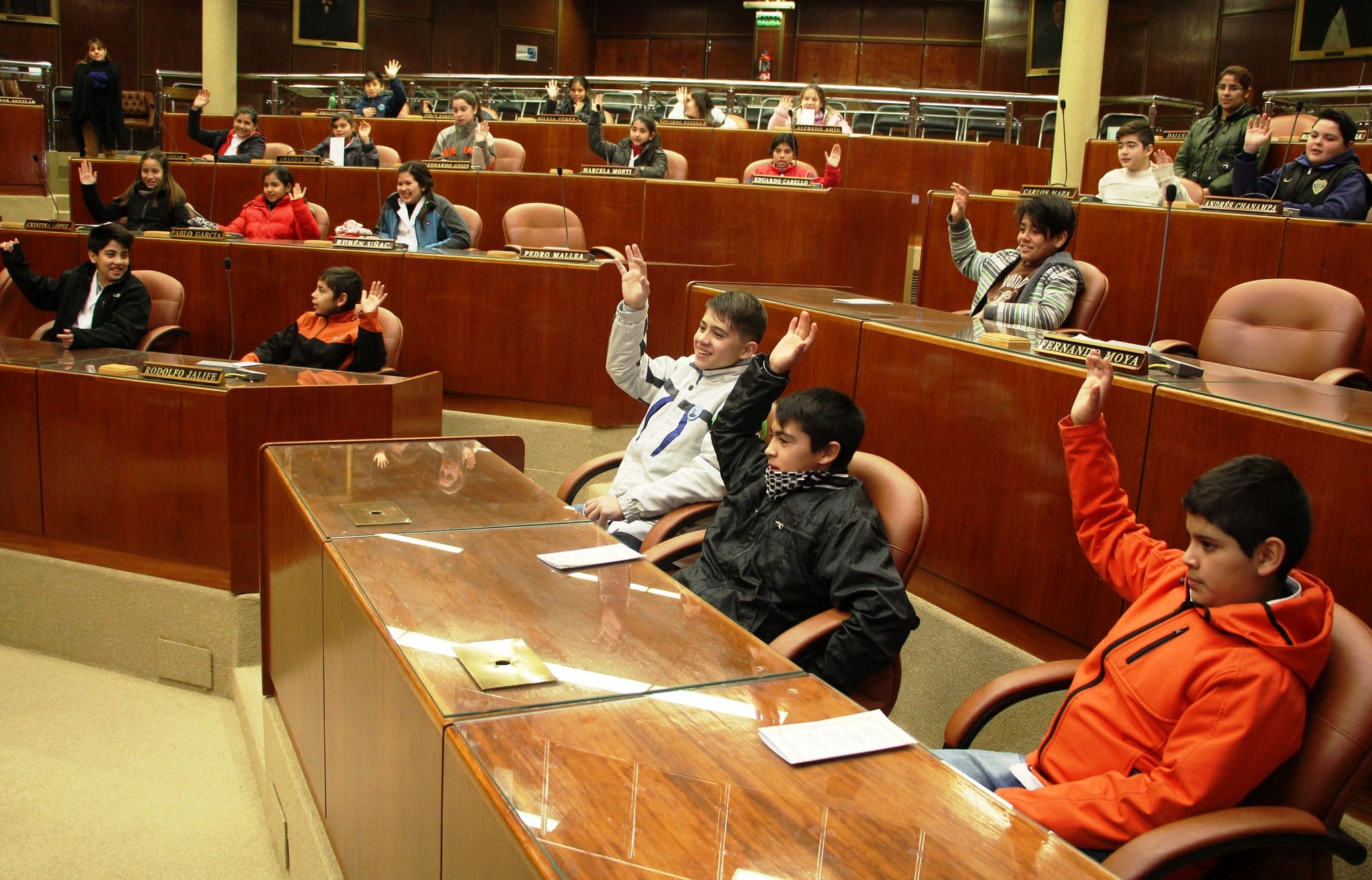 Alumnos y docentes de la escuela "Cornelio Saavedra" presentes en la Cámara de Diputados. 