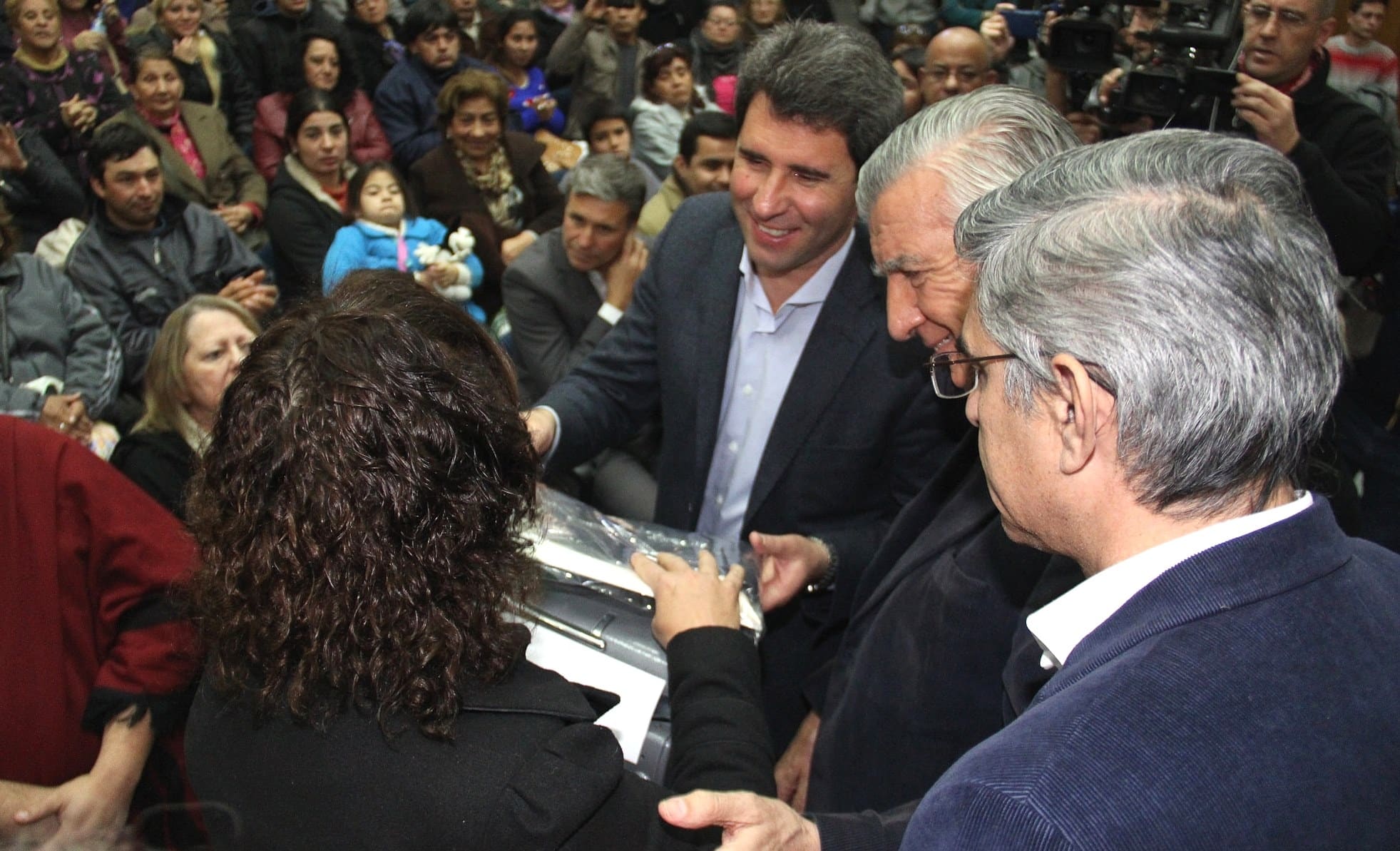 El Dr. Sergio Uñac junto al gobernador José Luis Gioja entregaron elementos para personas con discapacidad.