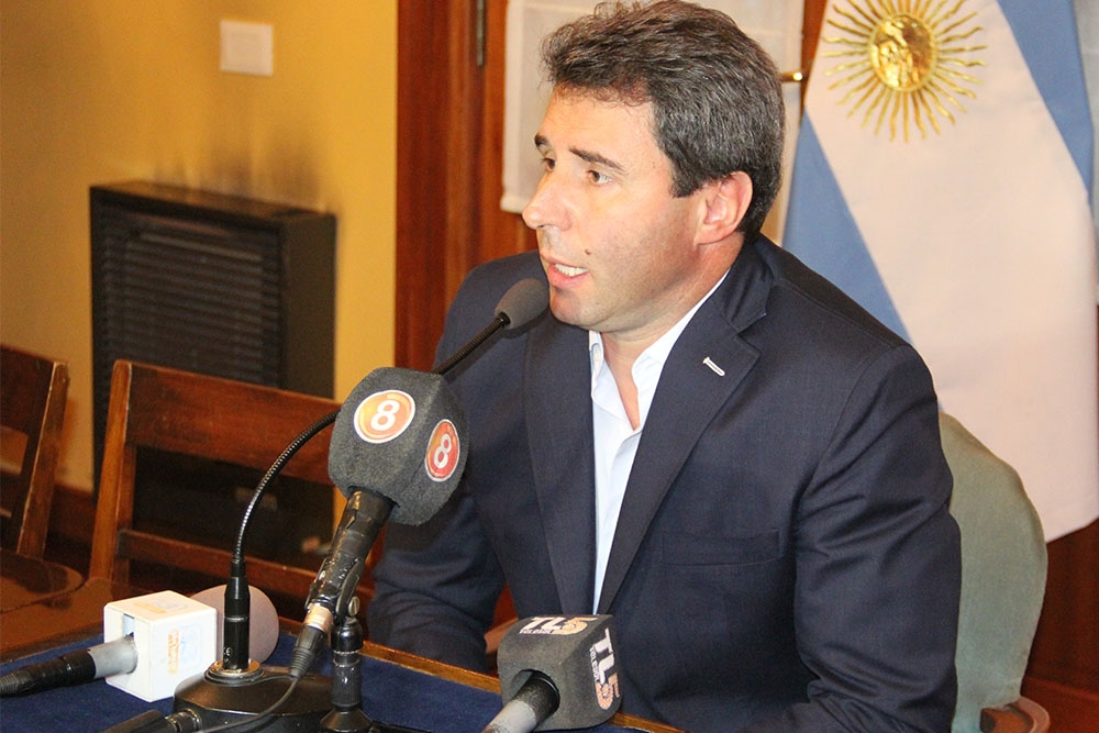 El Dr. Sergio Uñac brindó una conferencia de prensa para brindar detalles del arribo.
