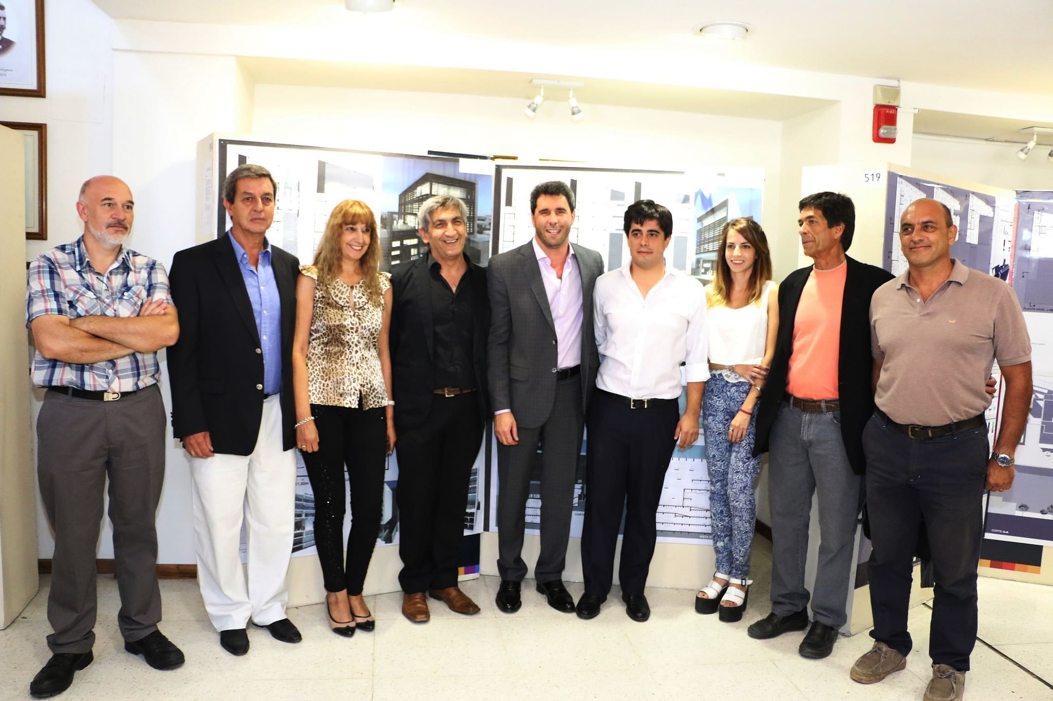 El Dr. Sergio Uñac junto a representantes del jurado y los ganadores del Concurso.