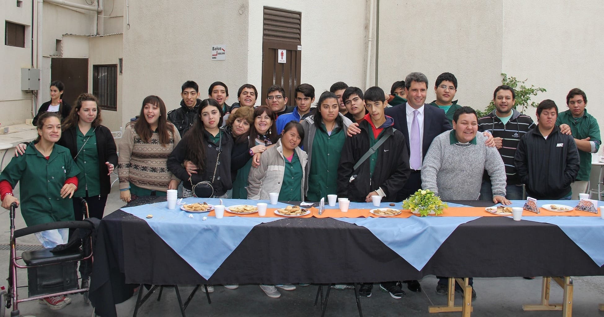 El Dr. Sergio Uñac recibió a los visitantes del Taller Creativo de la escuela Alfredo Fortabat.