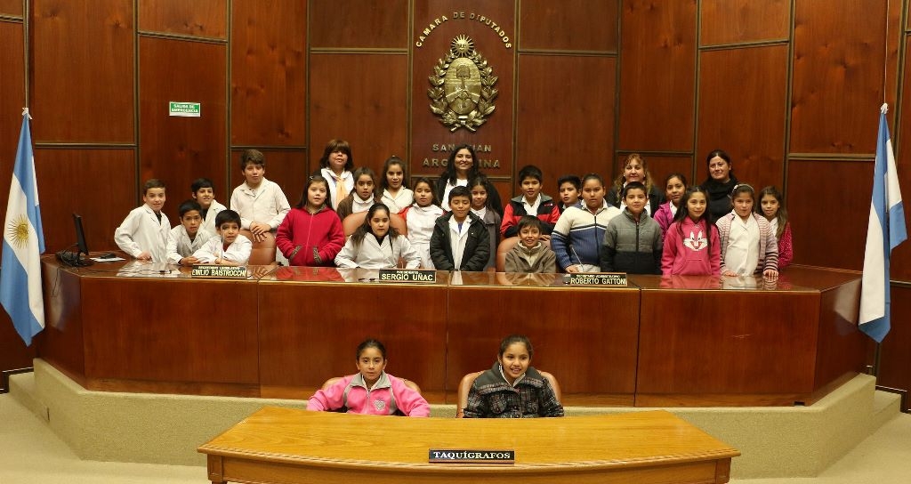 Alumnos y docentes de la escuela Santiago Paredes presentes en la Casa de las Leyes. 