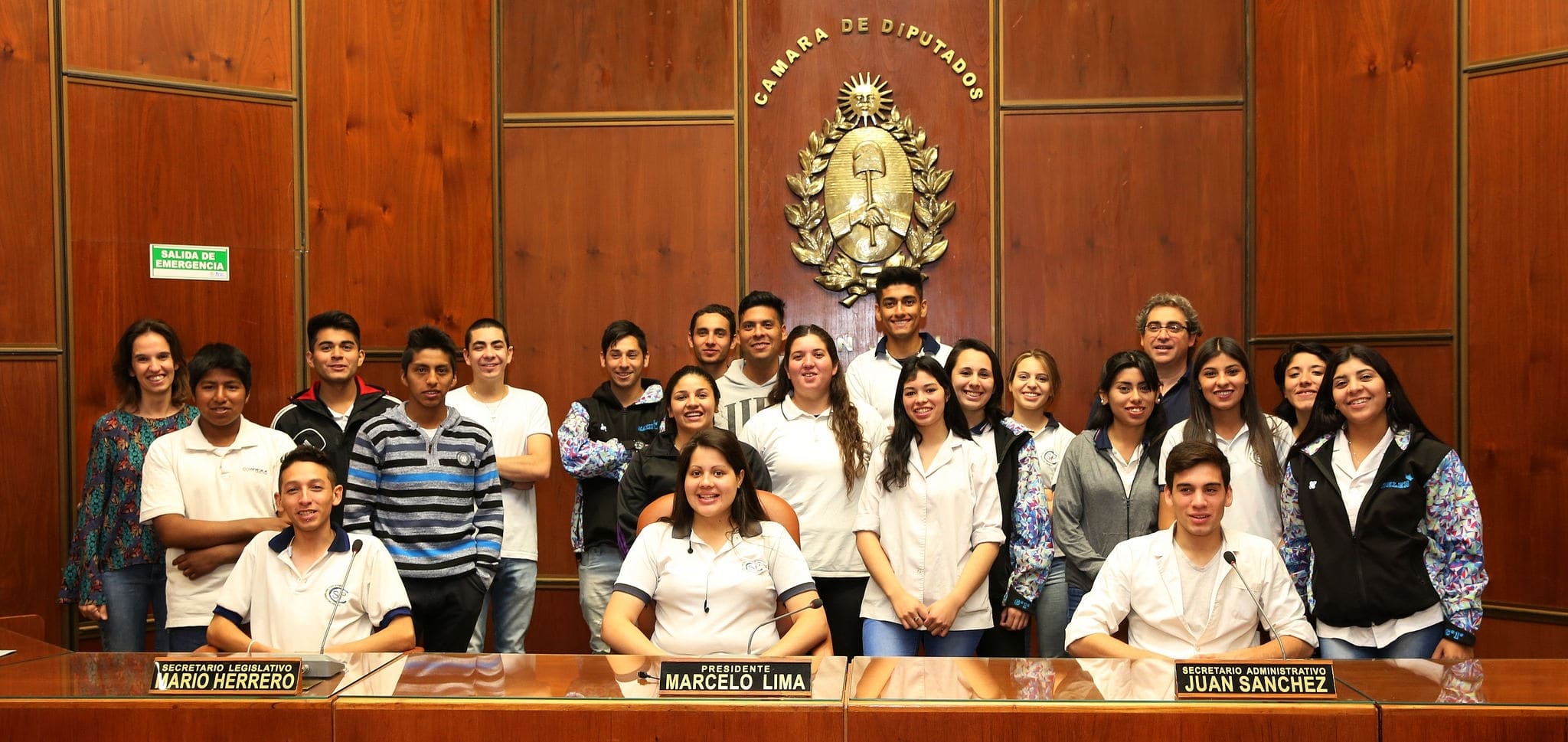 Alumnos y docentes de la escuela "Juan Pablo Echagüe" en la Cámara de Diputados. 