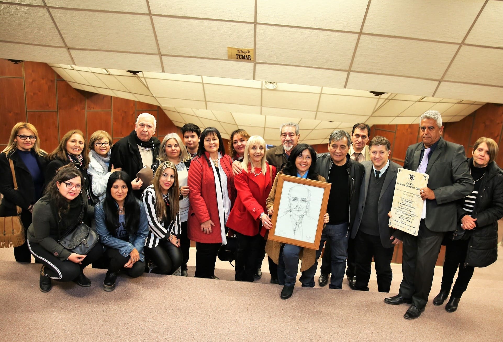 Integrantes de la comunidad educativa del CENS de villa Santa Rosa, departamento 25 de Mayo, a la que le fue impuesto el nombre de "Humberto Oscar Otiñano".