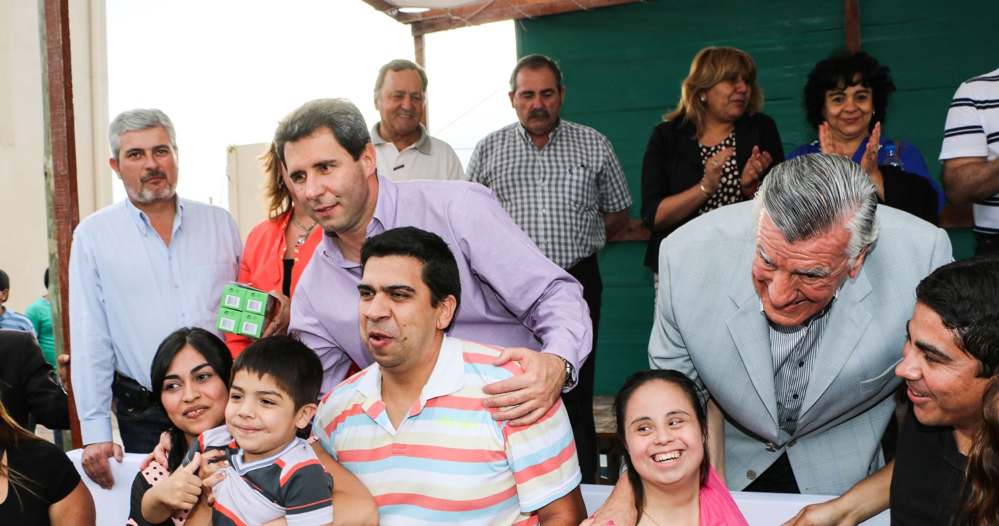 El vicegobernador Sergio Uñac junto al gobernador José Luis Gioja entregaron viviendas en Pocito.