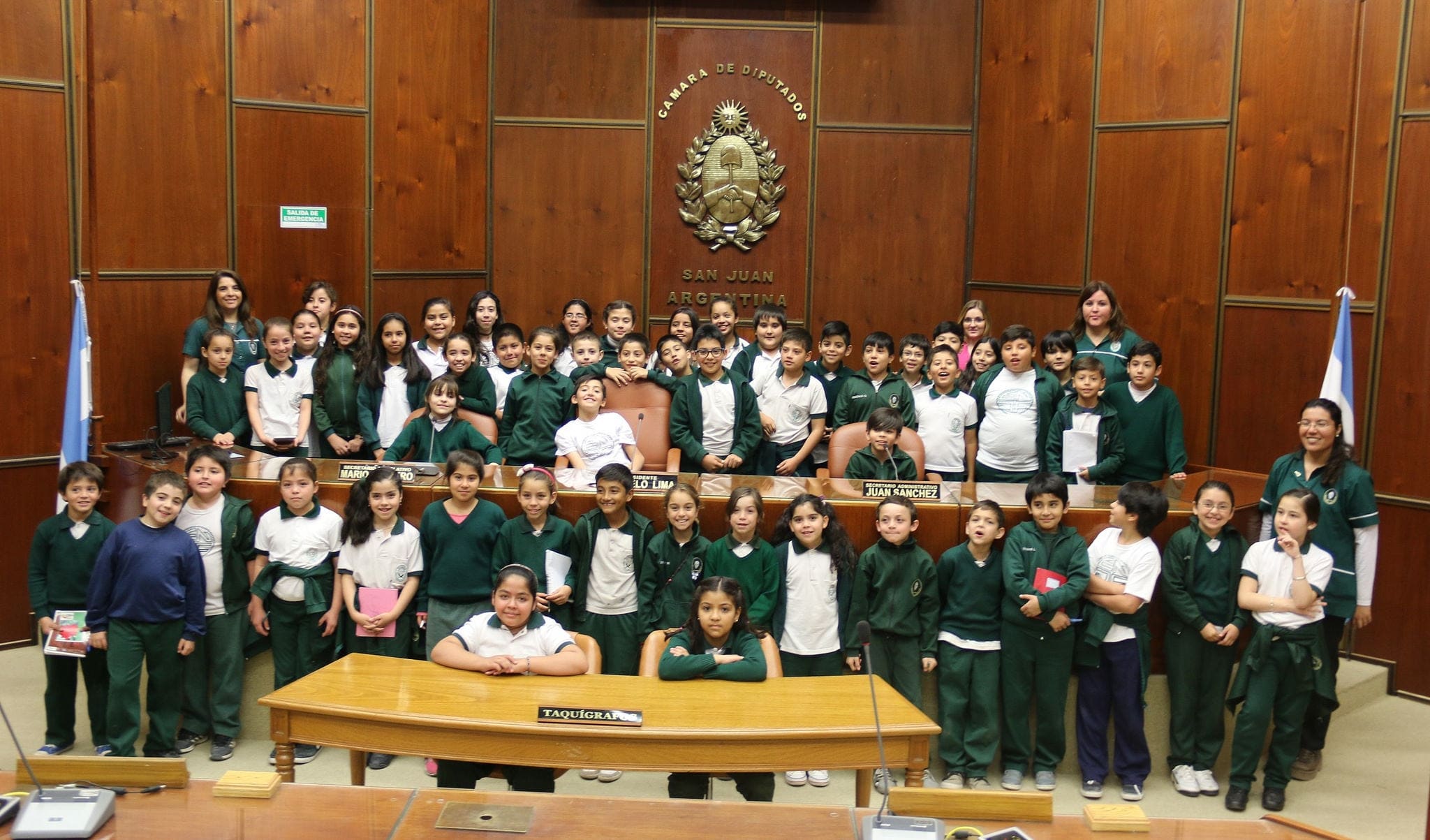 Alumnos y docentes del colegio Juan Fanzolato en la Cámara de Diputados. 