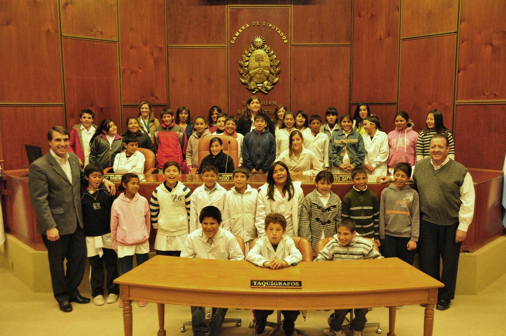 El diputado Javier Ruiz Álvarez recibió a los estudiantes santaluceños en el Recinto de Sesiones.