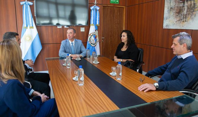 Fabián Martín recibió a autoridades de Santander Argentina 