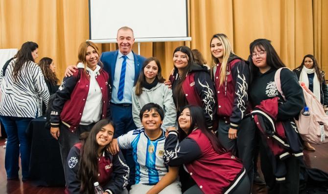 San Juan Escribe 2026 llegó a la Escuela Normal Superior Sarmiento para convocar a nuevos talentos literarios