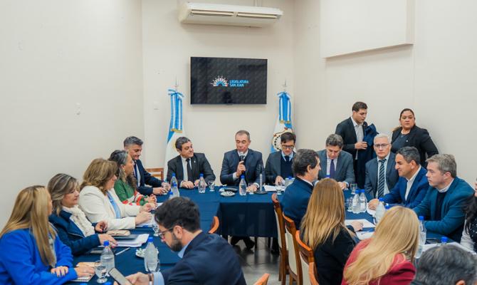 Las comisiones recibieron a los ministros por los acuerdos con Vicuña y Vialidad Nacional