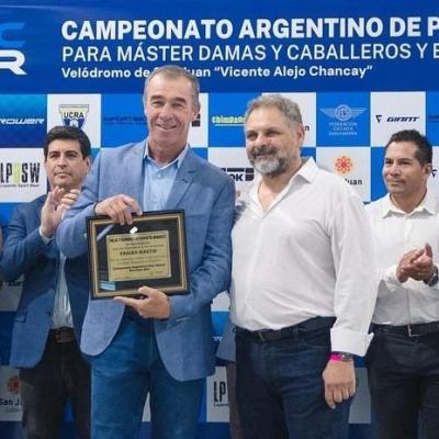 El vicegobernador recibió un reconocimiento por su compromiso con el ciclismo