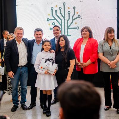 Diputados participaron en la entrega de computadoras educativas en Albardón